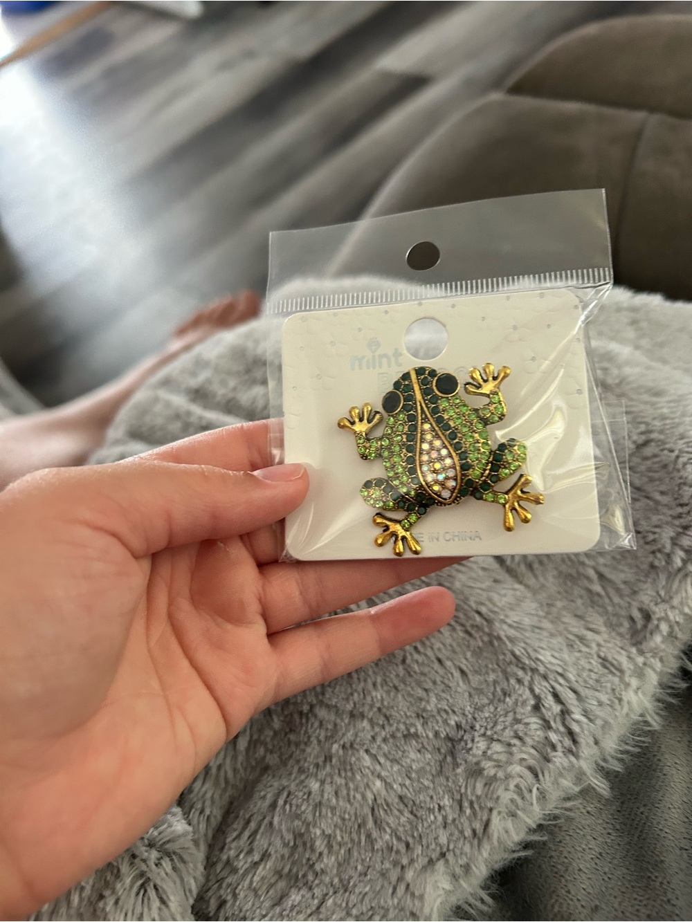 4/$50 Mint Gold-Tone Frog Pin with Green and Black Stones brooch